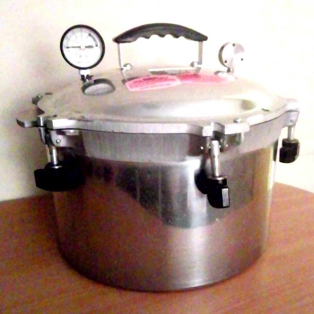 LIKE NEW!! All American 915 15.5 Qt. Pressure cooker